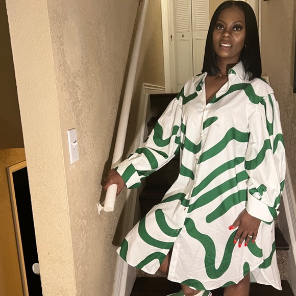 Green Abstract Dress - Picture 2 of 3